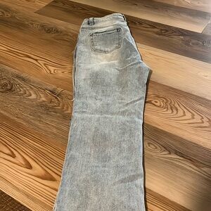 Ripped jeans mom style